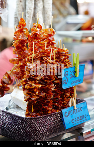 Snack-saucisson sur des bâtons à l'intérieur du marché de la boqueria à Barcelone Catalogne Espagne Banque D'Images