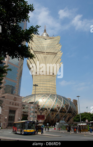 La Chine, Macao, Province de Guangdong Sheng, ville de Zhuhai Shi. En forme de fleur de lotus d'or Grand Lisboa Hotel and Casino. Banque D'Images