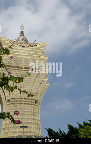 La Chine, Macao, Province de Guangdong Sheng, ville de Zhuhai Shi. En forme de fleur de lotus d'or Grand Lisboa Hotel and Casino. Banque D'Images