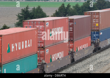 Les conteneurs de fret intermodal de Hyundai sur le train de BNSF au Wellington KS USA Banque D'Images