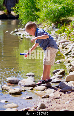 Cinq ans d'un garçon autiste va 'la pêche." Banque D'Images
