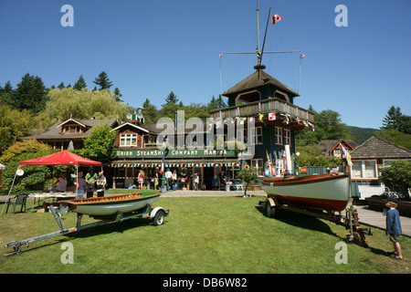 Bateaux en bois Vintage sur l'affichage en face de l'Union Steamship Company bâtiment de la Marina, Bowen Island, British Columbia, Canada Banque D'Images