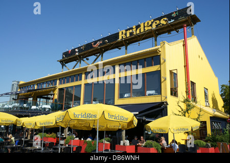 Restaurant Bridges sur Granville Island, Vancouver, British Columbia, Canada Banque D'Images