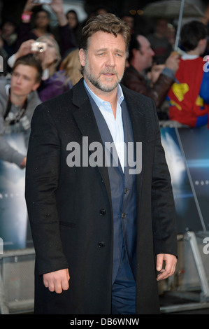 Russell Crowe arrive pour la première européenne de "l'homme d'acier", Londres, mercredi, Juin. 12, 2013. Banque D'Images