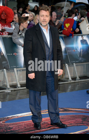 Russell Crowe arrive pour la première européenne de "l'homme d'acier", Londres, mercredi, Juin. 12, 2013. Banque D'Images