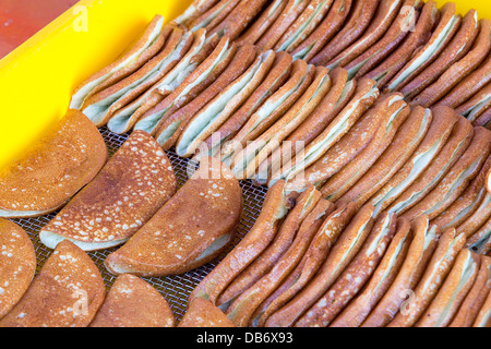 Chiffre d'Apom Kueh Balik Crêpes au maïs sucré crémeux de bananes à l'alimentation locale plombages en décrochage Hawker Penang Malaisie Banque D'Images