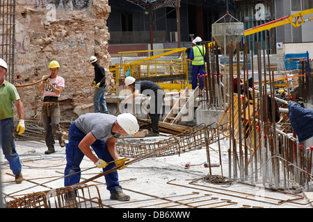 Les travailleurs sur site de construction construction en cours en Catalogne Barcelone Espagne Banque D'Images