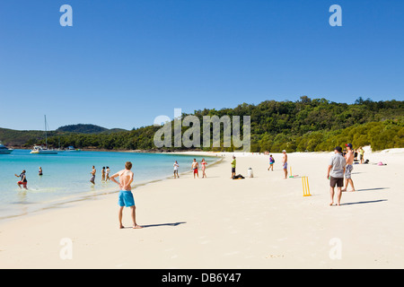 Les gens se détendre sur Whitehaven Beach dans le parc national des Îles Whitsunday. Whitsunday Island, Whitsundays, Queensland, Australie Banque D'Images