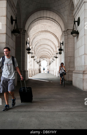 Voyageurs marche à travers le passage voûté en dehors de l'Union Station à Washington DC Banque D'Images