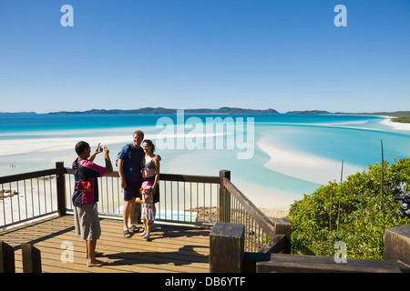 Famille au belvédère surplombant Hill Inlet et Whitehaven Beach. Whitsunday Island, Whitsundays, Queensland, Australie Banque D'Images