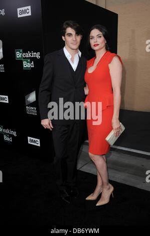 Los Angeles, CA. 24 juillet, 2013. RJ Mitte, Jodi Lyn O'Keefe aux arrivées de BREAKING BAD Saison Finale Premiere, Sony Studios, Los Angeles, CA le 24 juillet 2013. Credit : Elizabeth Goodenough/Everett Collection/Alamy Live News Banque D'Images