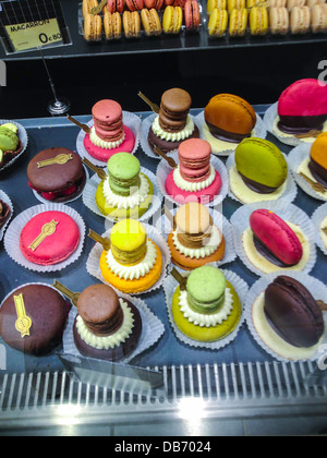 Marseille France, détail, boulangerie française, gâteaux de détail, pâtisseries, sur présentation, Sud de la France, pâtisseries à fenêtre, boulangerie intérieure de la france Banque D'Images