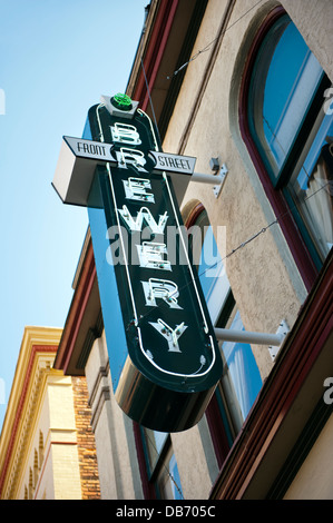 L'enseigne au néon pour le Front Street Brewery dans le centre-ville historique de Wilmington en Caroline du Nord Banque D'Images