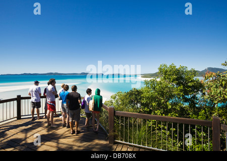 Les touristes au belvédère surplombant Hill Inlet et Whitehaven Beach. Whitsunday Island, Queensland, Australie Banque D'Images