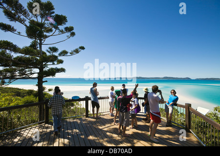 Les touristes au belvédère surplombant Hill Inlet et Whitehaven Beach. Whitsunday Island, Queensland, Australie Banque D'Images