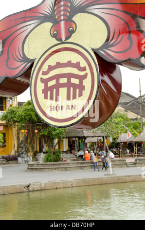 Vietnam, Da Nang. Centre historique de Hoi An. Hoi An une passerelle au-dessus de la rivière Thu Bon, rue Bach Dang à distance. Banque D'Images