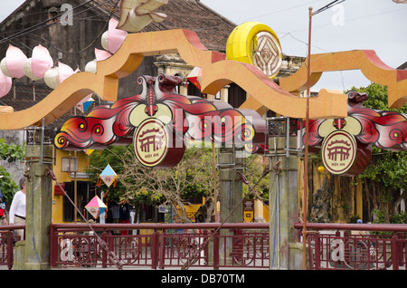 Vietnam, Da Nang. Centre historique de Hoi An. Hoi An une passerelle au-dessus de la rivière Thu Bon, rue Bach Dang à distance. Banque D'Images