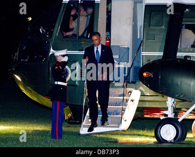 Washington DC, USA. 24 juillet, 2013. Le président des États-Unis Barack Obama arrive sur la pelouse Sud de la Maison Blanche à Washington, D.C. après un voyage à Galesburg, Illinois et Warrensburg, Missouri pour tenir des discours sur l'économie le mercredi, Juillet 24, 2013. Credit : Ron Sachs / Piscine via CNP/dpa/Alamy Live News Banque D'Images