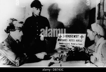 Période d'après-guerre, service de recherche, Allemagne, les rapatriés sont interrogés, Croix-Rouge allemande, Waldheim, Basse-Saxe, vers 1948, droits additionnels-Clearences-non disponible Banque D'Images