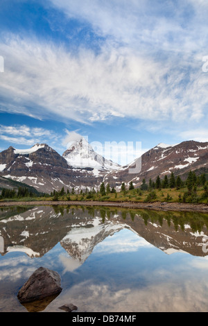 Le Canada, la Colombie-Britannique, le parc provincial du mont Assiniboine. Lever du soleil sur le Tarn à Magog Lake Meadows. Banque D'Images