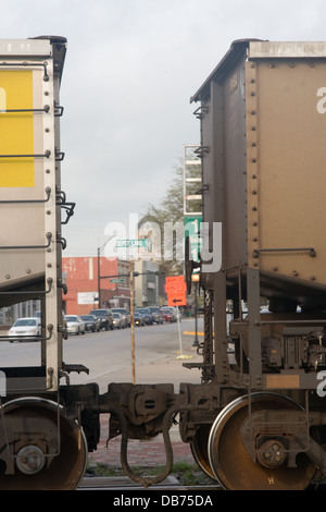 Rue principale vu dans l'écart entre les 2 wagons de marchandises sur le train de BNSF à Gainesville, Texas USA Banque D'Images