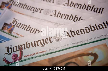 Éditions du quotidien allemand "Hamburger Abendblatt" s'asseoir sur une table à Hambourg, Allemagne, 25 juillet 2013. État des rapports, qu'Axel Springer vend le journal régional group Berliner Morgenpost et Hamburger Abendblatt ainsi que son programme et des magazines féminins à l'Funke media group. Photo : SVEN HOPPE Banque D'Images