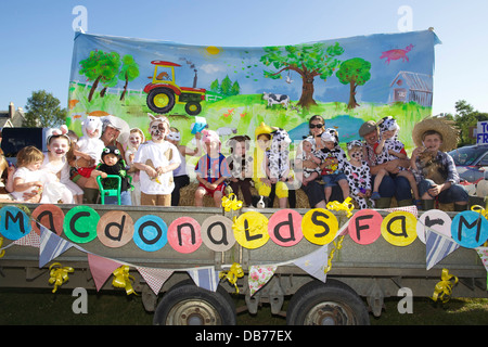 La célébration du Carnaval 2013 St Tudy sont les enfants d'âge pré-scolaire sur un flotteur fondée sur l'ancien thème MacDonald Banque D'Images