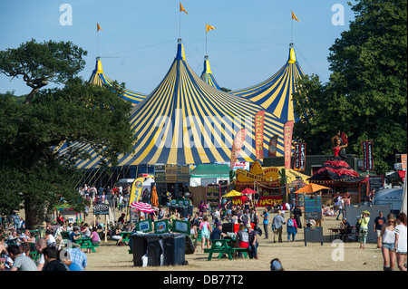 Pas seulement la musique passe dans le bois et d'espaces verts à la latitude Festival 2013, Henham Park, Southwold, Suffolk, UK. Juillet 2013. Banque D'Images