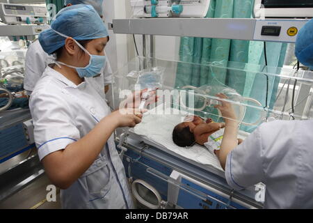 Bébé à deux têtes jumelles Conjoined sont nés dans la ville de Suining, le 5 mai 2011. Deux précédentes acquisitions ultrasonores en septembre et février deux revealled qu'un seul embryon, mais une numérisation finale deux jours avant l'accouchement revealled que la fille de mère Banque D'Images