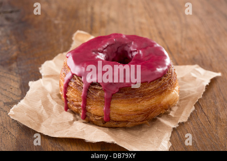 Fondant de fruits rouges croissant et donut mélange sur table en bois Banque D'Images