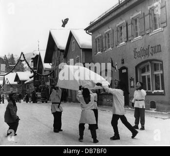 Festivités, carnaval à Partenkirchen, enfants avec masques en bois jeter l'ours en peluche avec couverture dans l'air, Garmisch - Partenkirchen, 1956, droits additionnels-Clearences-non disponible Banque D'Images