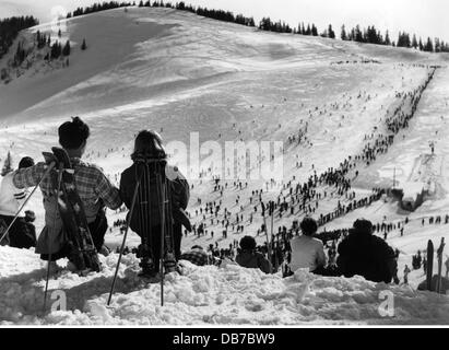 Festivités, carnaval, carnaval sur skis, ski observant la scène sur la pente, Firstamm, Schliersee, 1957, droits supplémentaires-Clearences-non disponible Banque D'Images