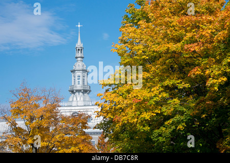 Canada, Québec, Québec. Circa 1663 Grand Séminaire. Vue sur le toit du couvent des Ursulines avec les feuilles d'automne. Banque D'Images