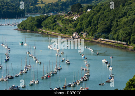 Kingswear, Devon, Angleterre. 9 juillet 2013. La Dartmouth Steam Railway. Le train à vapeur quitte Kingswear pour Paignton. Banque D'Images