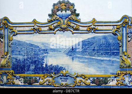 Azulejos montrant la vallée du Douro river sur le mur de la gare de chemin de fer Portugal Pinhao Banque D'Images