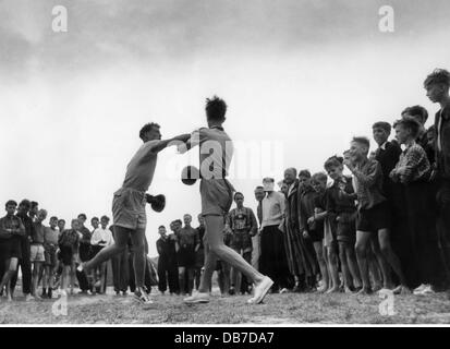 Les gens, les jeunes / adolescents, deux garçons à la boxe de camp de tente les uns contre les autres, années 1950, droits additionnels-Clearences-non disponible Banque D'Images