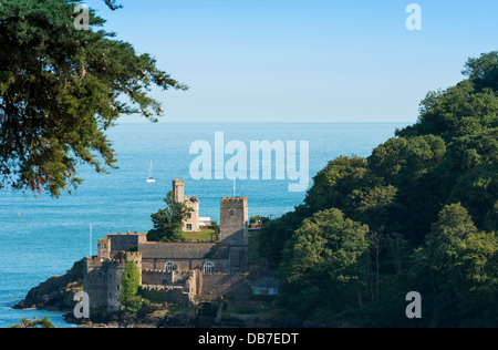 Dartmouth, Devon, Angleterre. 9 juillet 2013. Une vue de château de Dartmouth à l'embouchure de la rivière Dart de Kingswear. Banque D'Images