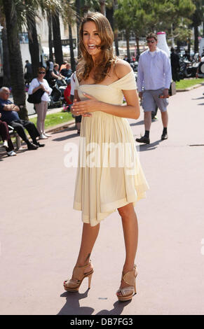 Karine Ferri et célébrités à Cannes - Jour 2 Cannes, France - 12.05.11 Banque D'Images