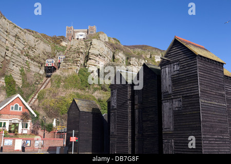 Huttes dans Net Hastings Vieille Ville, avec le funiculaire de la colline en arrière-plan, l'East Sussex Banque D'Images