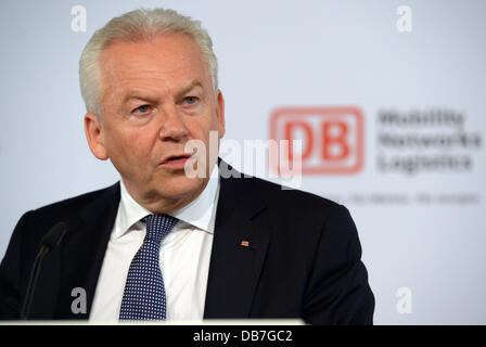 Président du Chemin de Fer allemand Deutsche Bahn Ruediger Grube parle au cours de l'année la moitié de l'entreprise conférence de presse à Berlin, Allemagne, 25 juillet 2013. Photo : RAINER JENSEN Banque D'Images