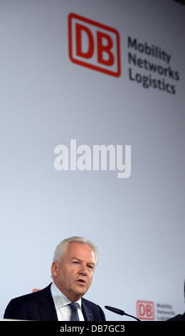 Président du Chemin de Fer allemand Deutsche Bahn Ruediger Grube parle au cours de l'année la moitié de l'entreprise conférence de presse à Berlin, Allemagne, 25 juillet 2013. Photo : RAINER JENSEN Banque D'Images