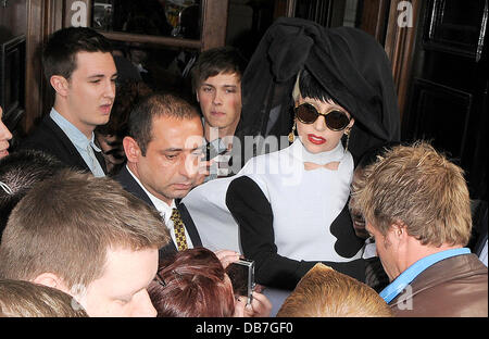 Lady Gaga quitter son hôtel où à un moment, elle a pris un sèche mais a été retenu par ses gardes secruity. Londres, Angleterre - 12.05.11 Banque D'Images