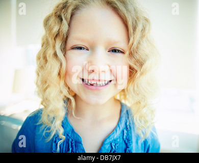 Portrait d'une fille charmante smiling at camera Banque D'Images