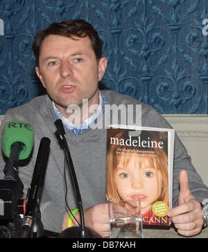 Gerry McCann Gerry et Kate McCann McCann arrivent à l'hôtel Merrion pour une conférence de presse concernant le lancement de son livre 'Madeleine' Dublin, Irlande - 13.05.11 Banque D'Images