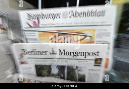 ILLUSTRATION - le quotidien allemand Hamburger Abendblatt 'Journaux' et 'Berliner Morgenpost' sont vus dans un kiosque à Hambourg, Allemagne, 25 juillet 2013. État des rapports, qu'Axel Springer vend le journal régional group Berliner Morgenpost et Hamburger Abendblatt ainsi que son programme et des magazines féminins à l'Funke media group pour 920 millions d'euros. Photo : MARCUS BRANDT Banque D'Images