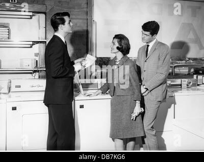 Commerce, magasins, jeune couple en conversation avec l'assistant de magasin dans le magasin d'approvisionnement de ménage, États-Unis, années 1960, droits supplémentaires-Clearences-non disponible Banque D'Images