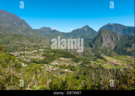 Village dans le paysage de montagnes escarpées Banque D'Images