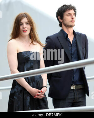 Gabriel Elkaim et Jeremie Elkaim apparaissent sur 'Le Grand Journal' Cannes, France - 12.05.11 Banque D'Images