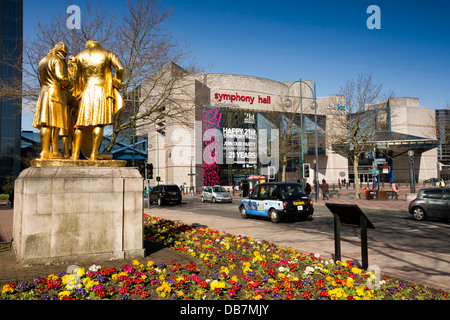 Royaume-uni, Angleterre, Birmingham, rue large, les trois garçons d'or Statue de Boulton, Watt et Murdoch en face du Symphony Hall Banque D'Images