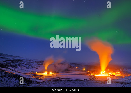 Aurora et centrale géothermique de krafla mountain Banque D'Images